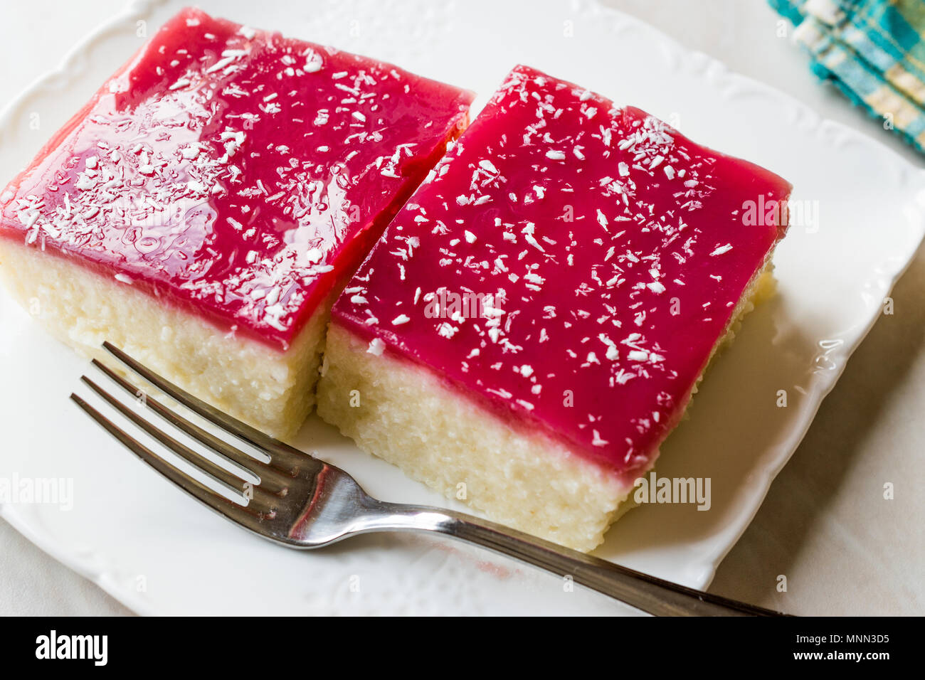 Bagno Turco Muhallebi Semola Budino Dessert Con Marmellata Di Lamponi E Di Polvere Di Noce Di Cocco Trilece Dolce Tradizionale Foto Stock Alamy