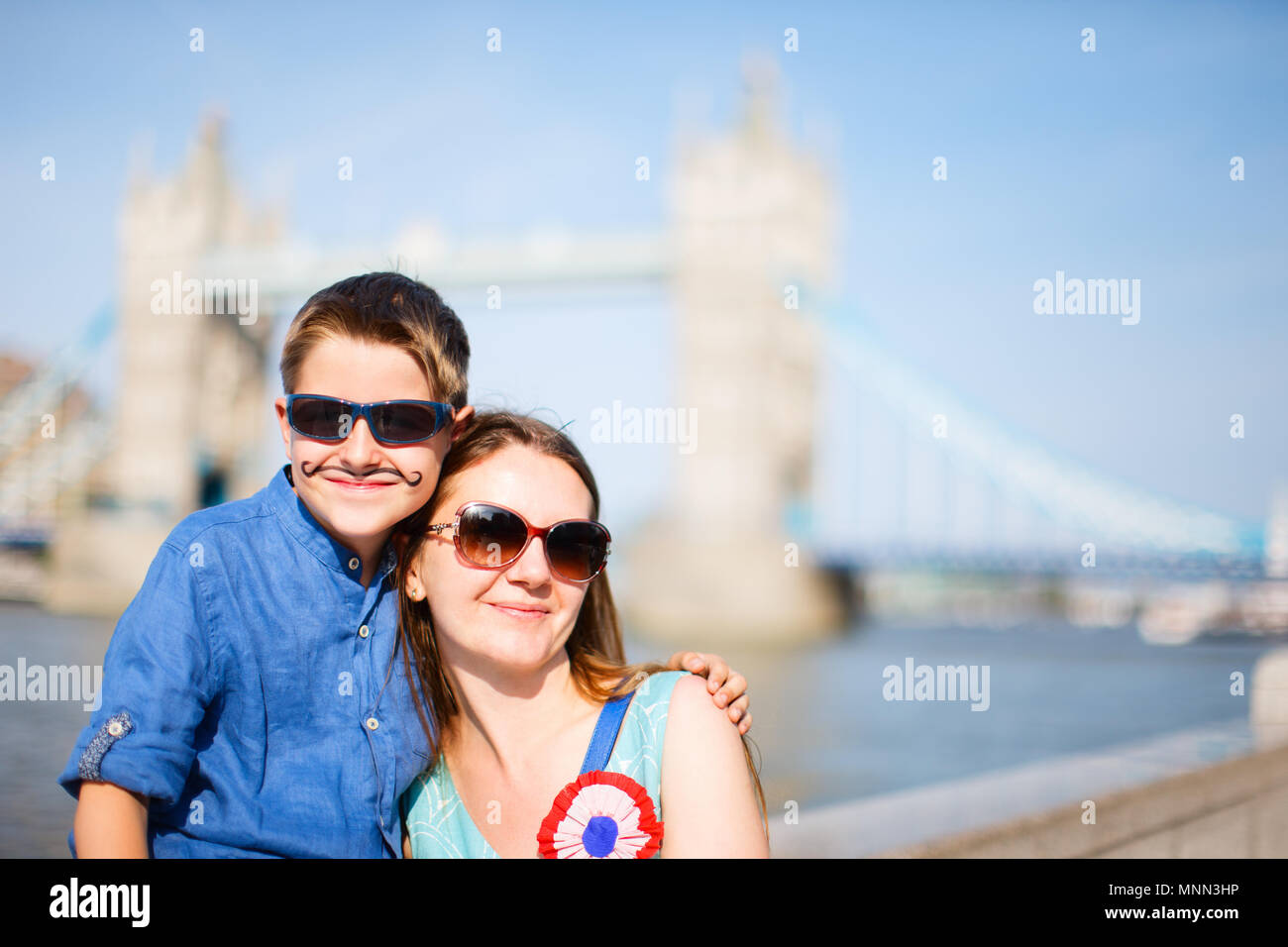 Ritratto di una madre e figlio nella parte anteriore del ponte della torre di Londra Foto Stock