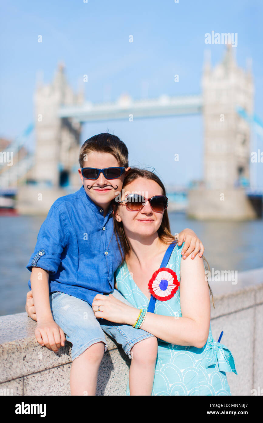 Ritratto di una madre e figlio di fronte il Tower Bridge di Londra a Bastille day celebrazione Foto Stock