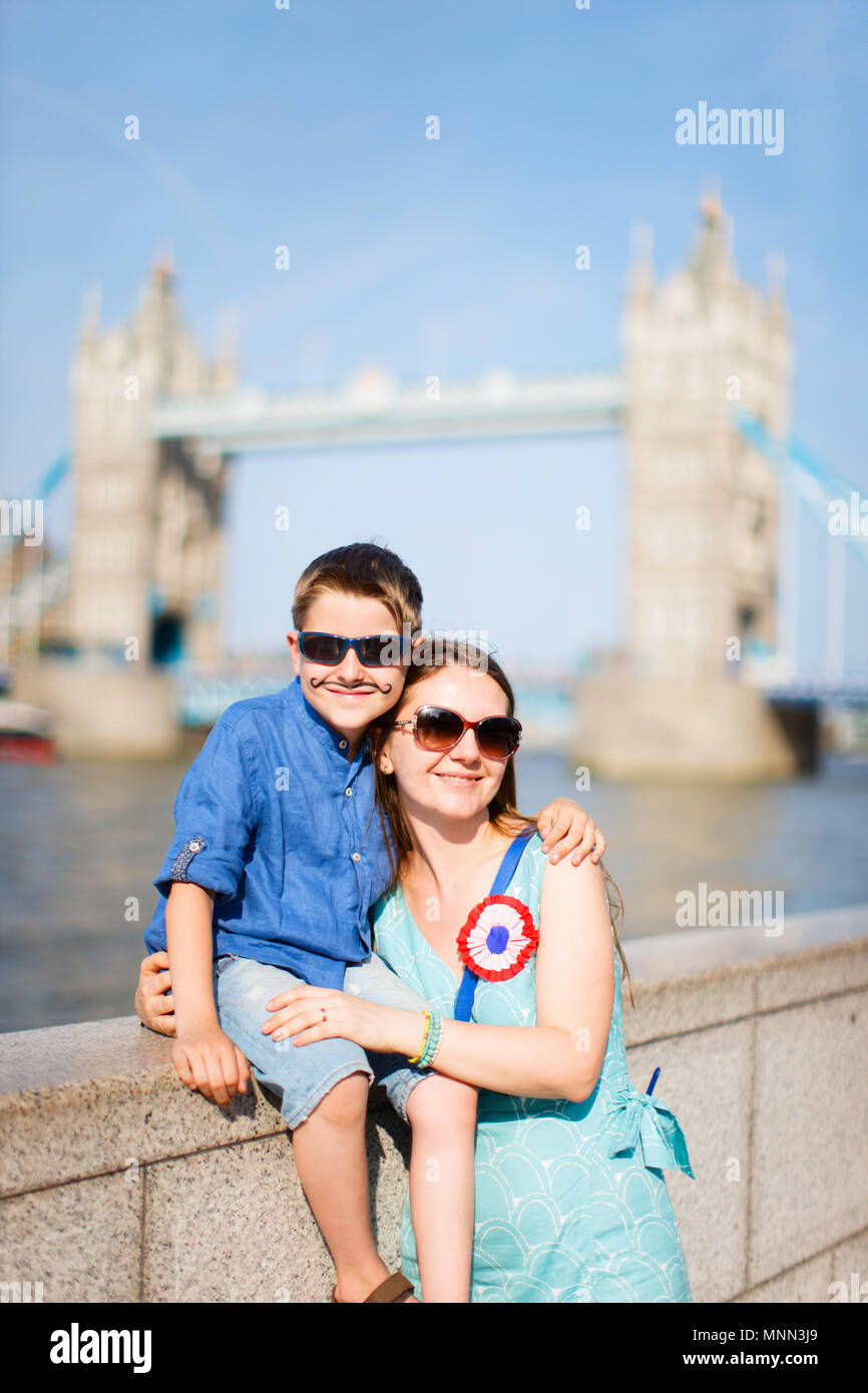 Ritratto di una madre e figlio nella parte anteriore del ponte della torre di Londra Foto Stock