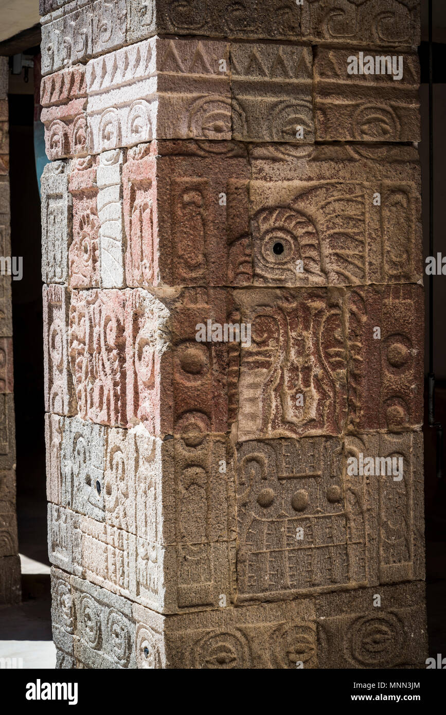 Rilievi di uccelli mitologici sul cortile pilastro, Palazzo di Quetzalpapálotl, Teotihuacan, un complesso archeologico a nord-est di Città del Messico MEX Foto Stock