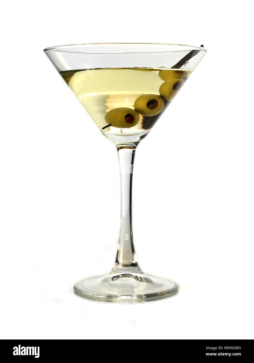 Martini con olive nere su sfondo bianco Foto Stock