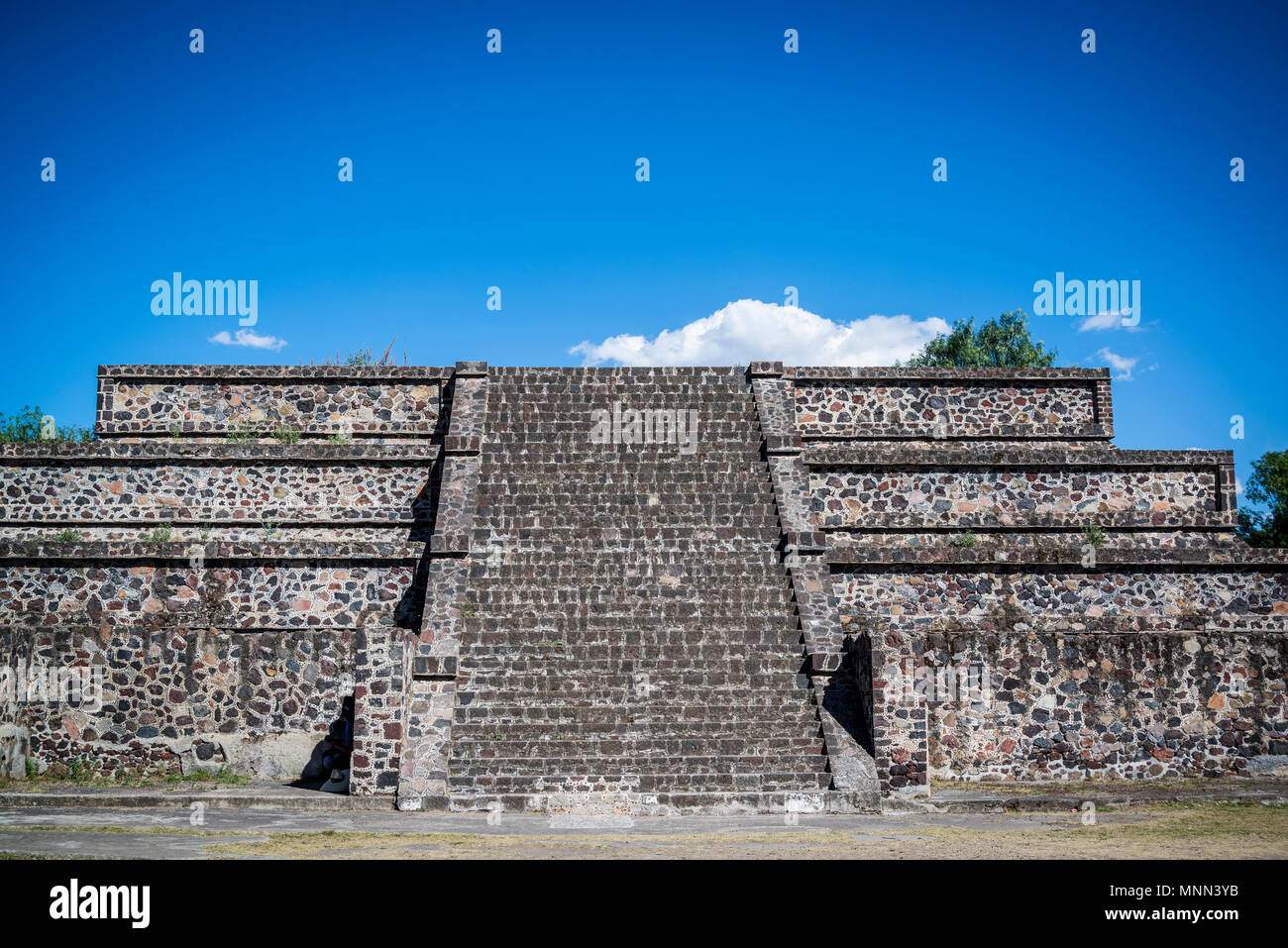 Piattaforma di carico lungo il Viale dei Morti che mostra la talud-tablero stile architettonico, Teotihuacan, un complesso archeologico a nord-est di Città del Messico, Foto Stock