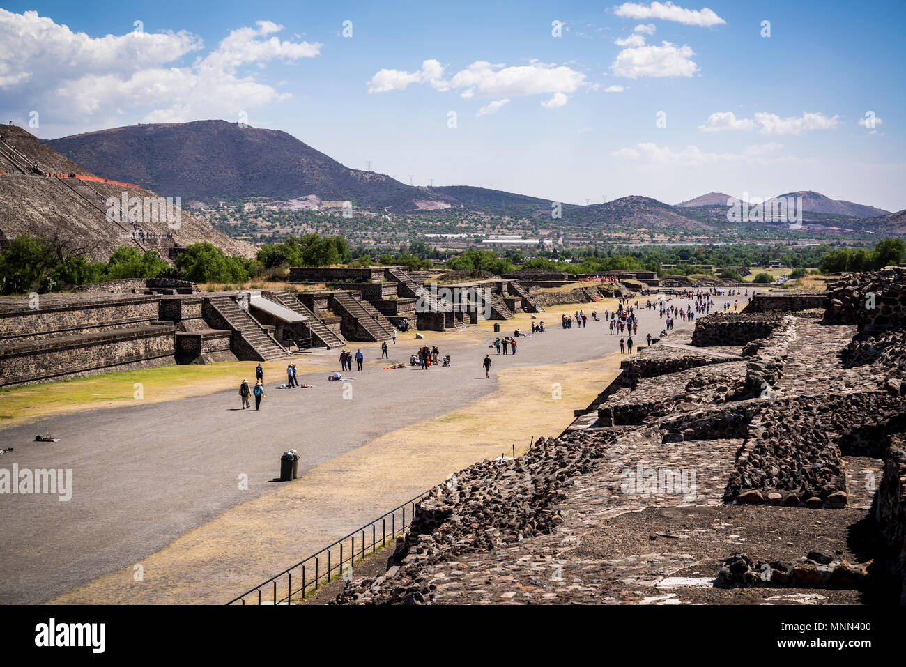 Vista del Viale dei Morti, Teotihuacan, ex pre-colombiana in città e un complesso archeologico a nord-est di Città del Messico, Messico Foto Stock