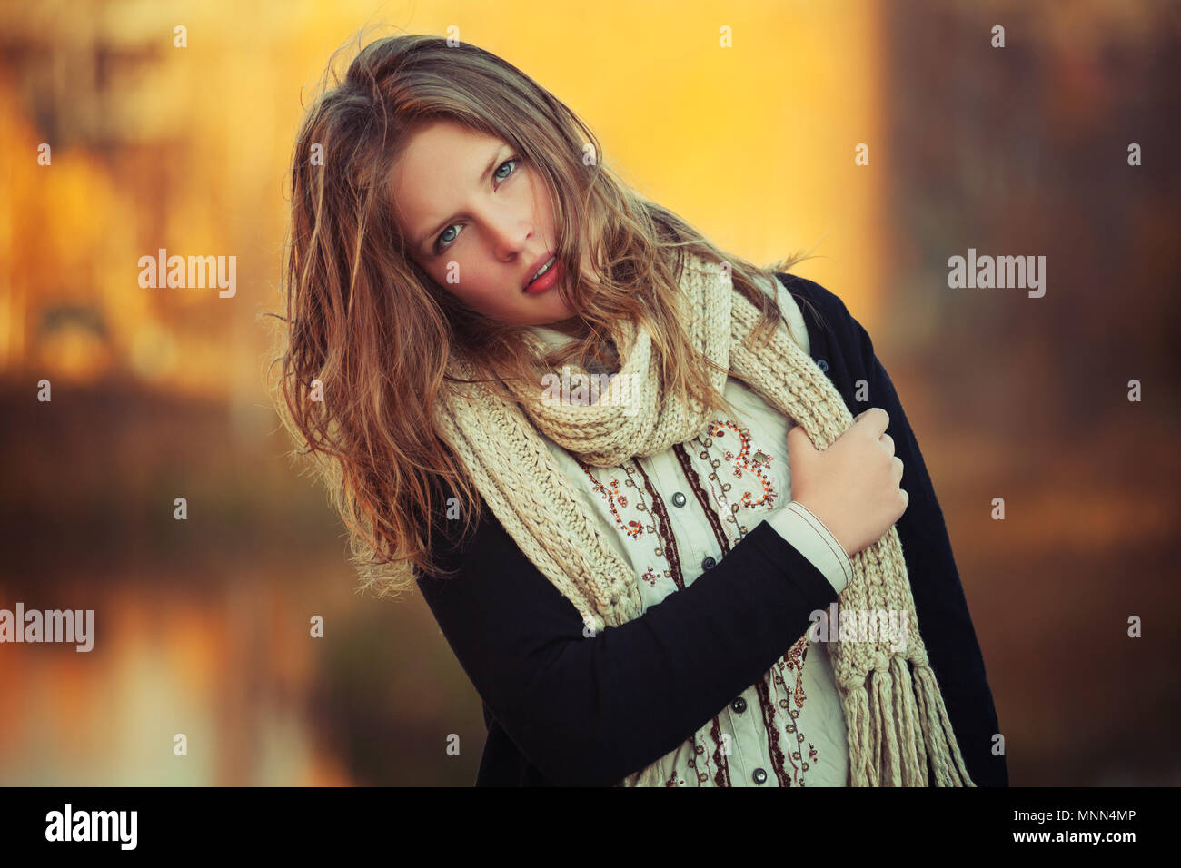 Moda giovane ragazza camminare outdoor elegante femmina modello teen in nero cardigan e sciarpa lavorata a maglia Foto Stock