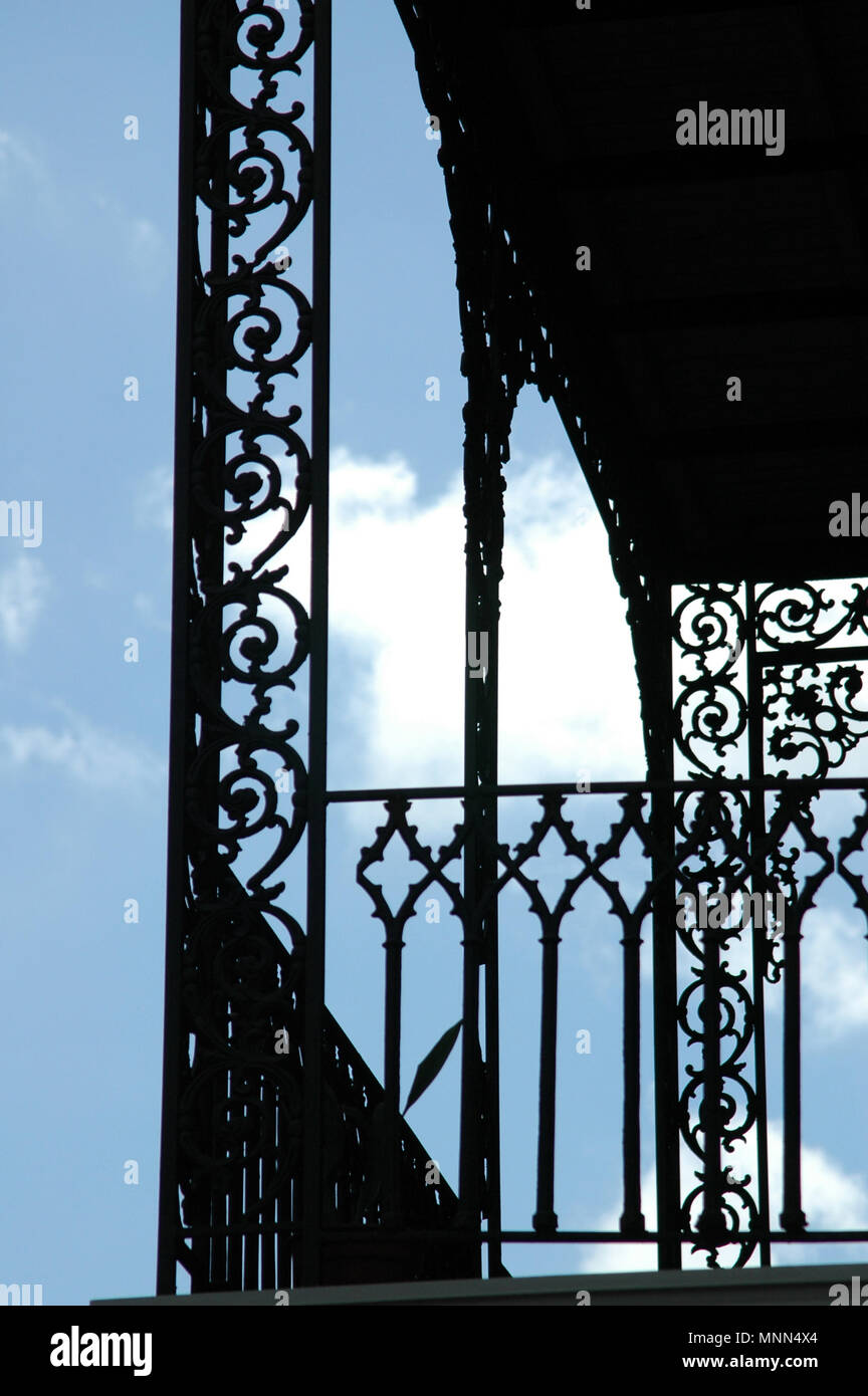 Ornati in balcone in ferro contro un cielo blu nel Quartiere Francese di New Orleans Foto Stock