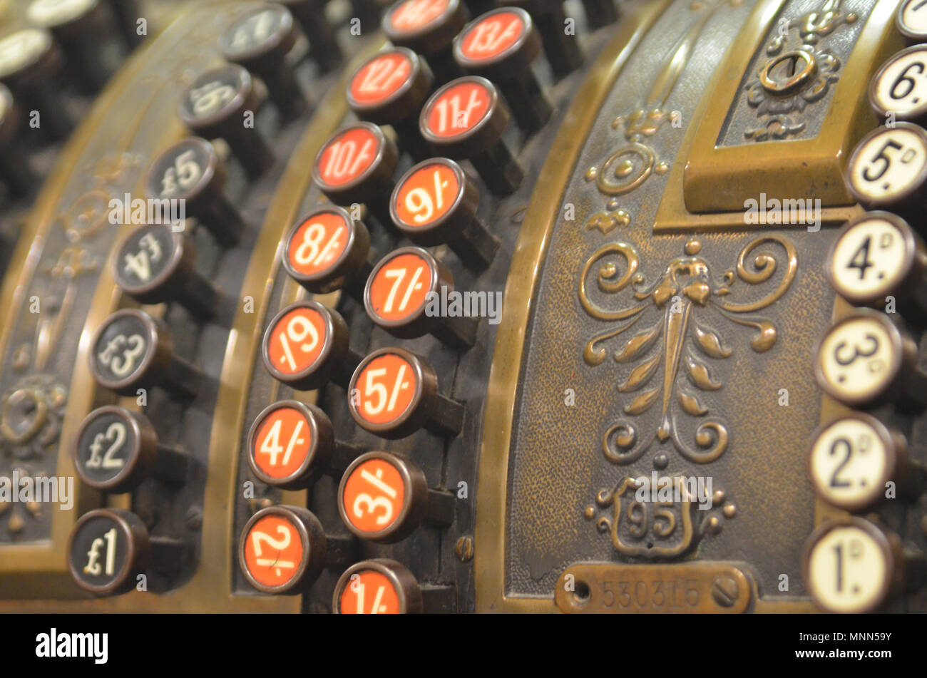 Primo piano dei tasti su un antico British National cash register 4 in Bruges, Belgio Foto Stock