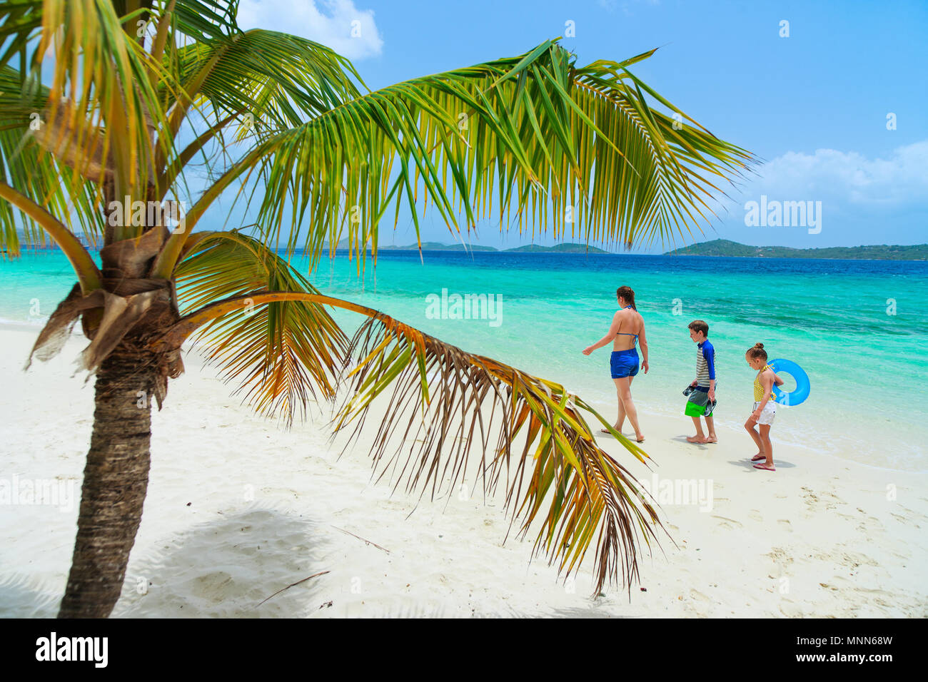 Madre e bambini e famiglia in spiaggia tropicale sull isola dei Caraibi Foto Stock