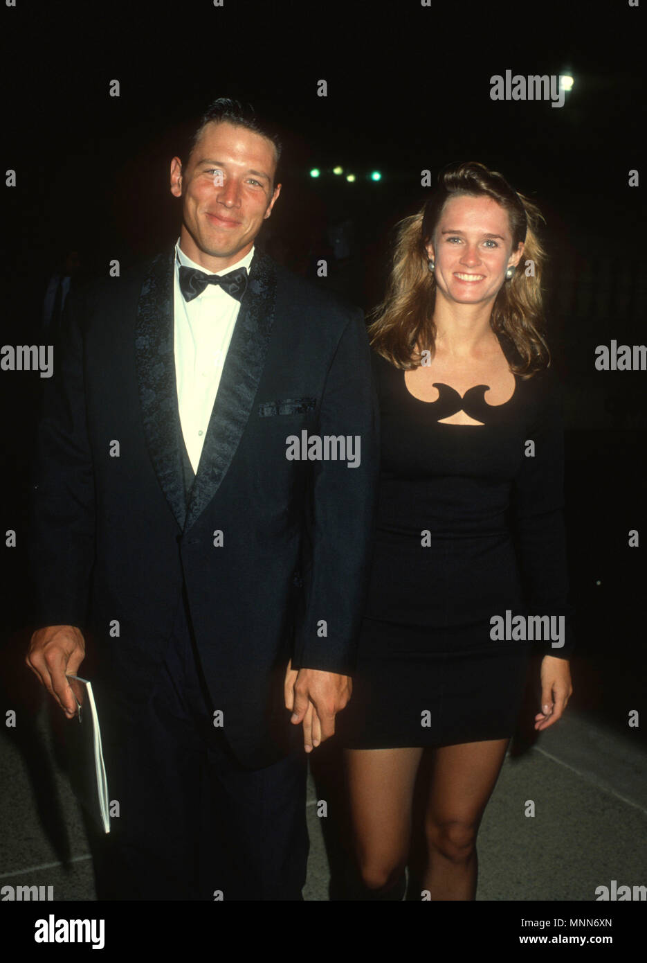 PASADENA, CA - 16 settembre: (L-R) attore Brian Wimmer e valutazione frequentare l'annuale quarantaduesima Primetime Emmy Awards su settembre 16,1990 a Pasadena Civic Auditorium di Pasadena, in California. Foto di Barry re/Alamy Stock Photo Foto Stock