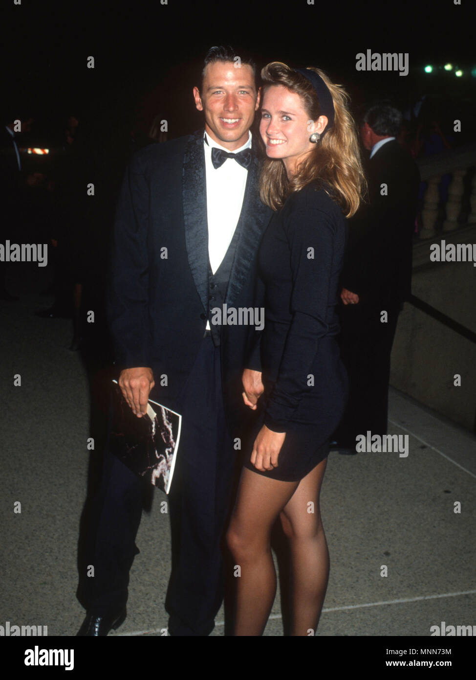 PASADENA, CA - 16 settembre: (L-R) attore Brian Wimmer e valutazione frequentare l'annuale quarantaduesima Primetime Emmy Awards su settembre 16,1990 a Pasadena Civic Auditorium di Pasadena, in California. Foto di Barry re/Alamy Stock Photo Foto Stock