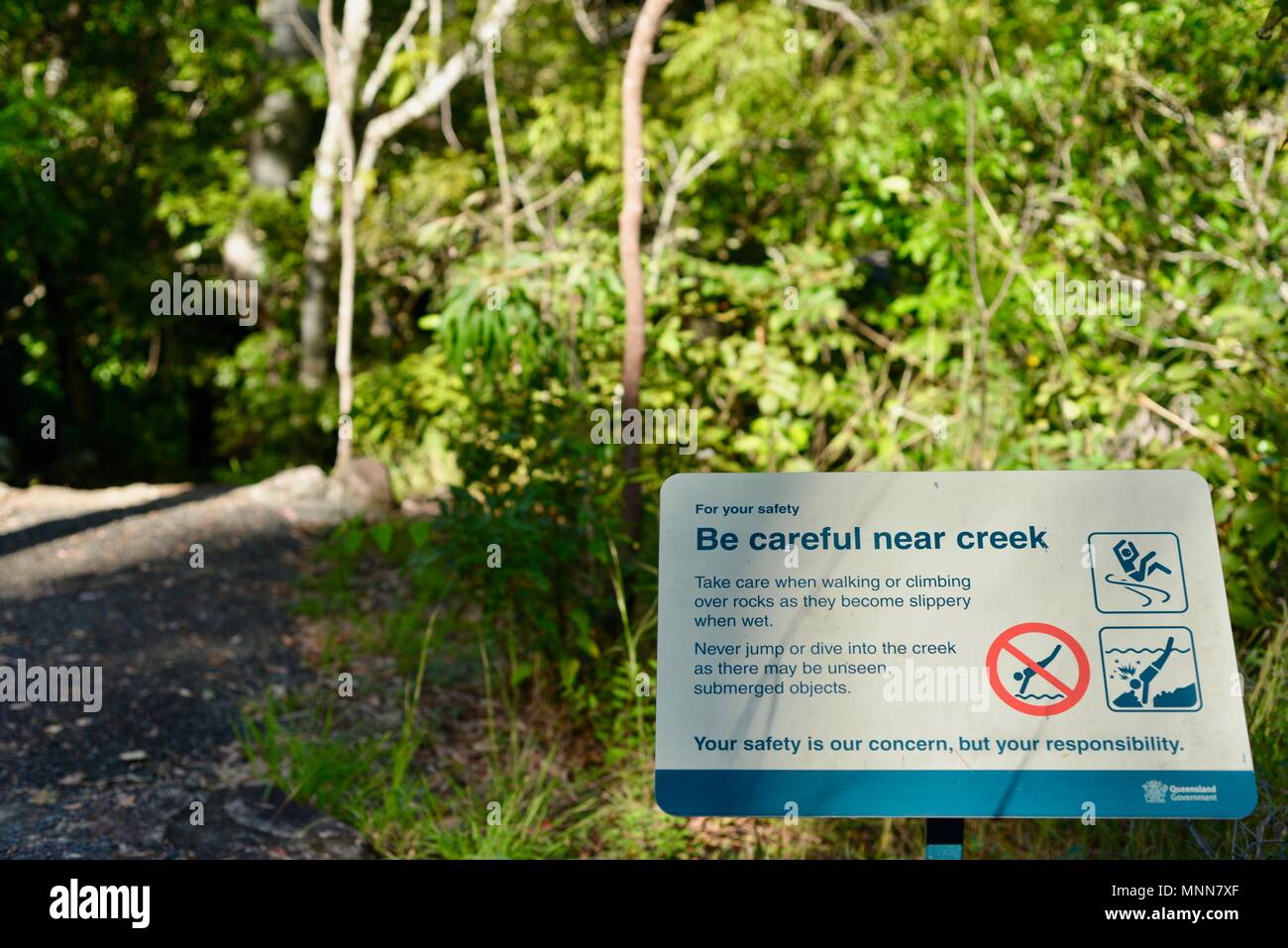 Prestare attenzione in prossimità del torrente Segno, Jourama cade, Bruce Hwy, Yuruga QLD, Australia Foto Stock