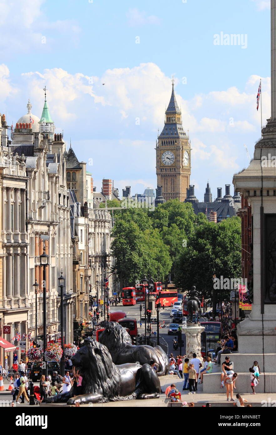 Londra - 7 agosto: Big Ben con Trafalgar Square in primo piano il 7 agosto 2014 a Londra, Regno Unito Foto Stock