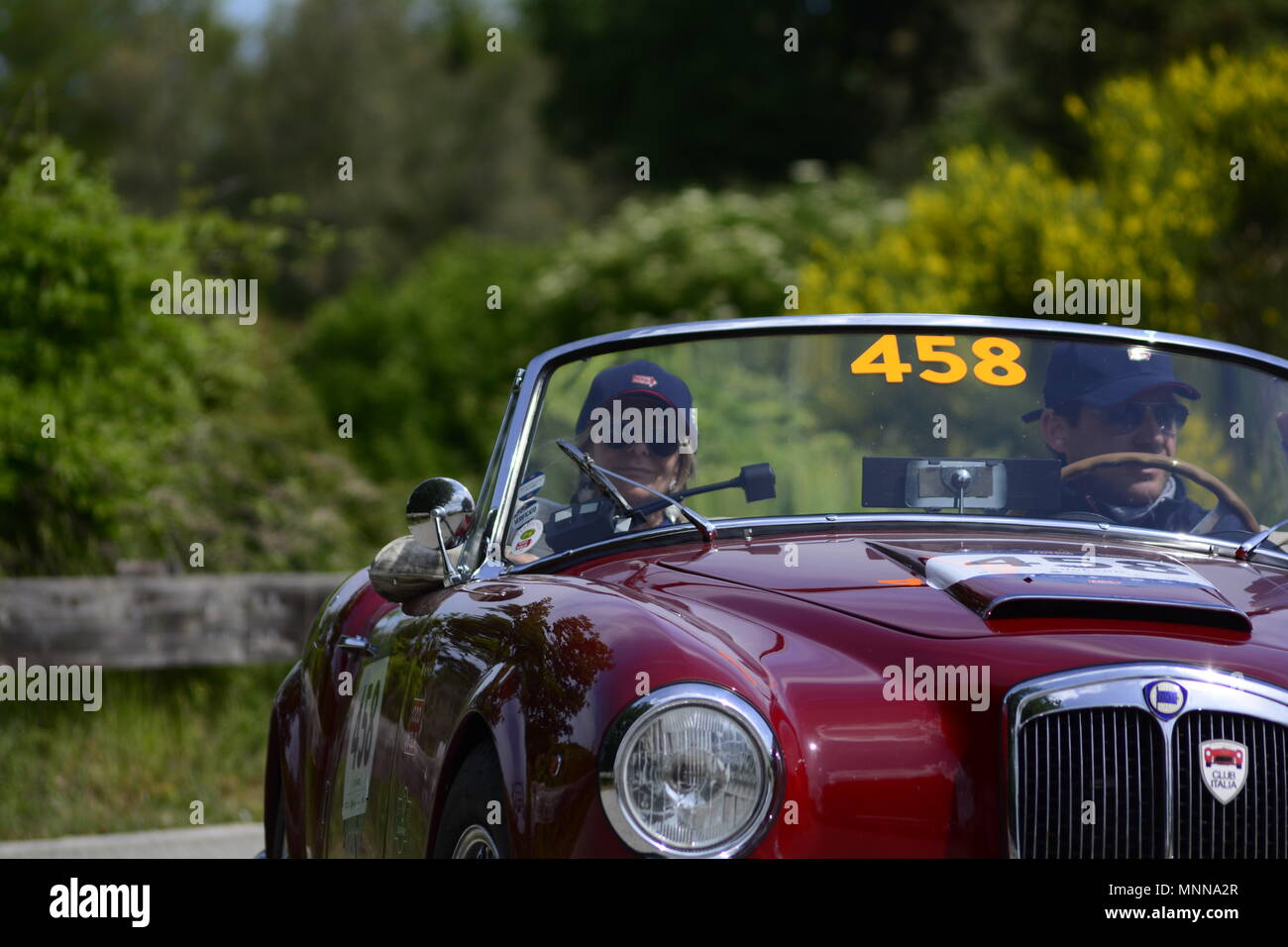 PESARO COLLE SAN BARTOLO , Italia - Maggio 17 - 2018 : Lancia Aurelia B24 CONVERTIBILE 1957 su una vecchia macchina da corsa nel rally Mille Miglia 2018 il famoso ita Foto Stock