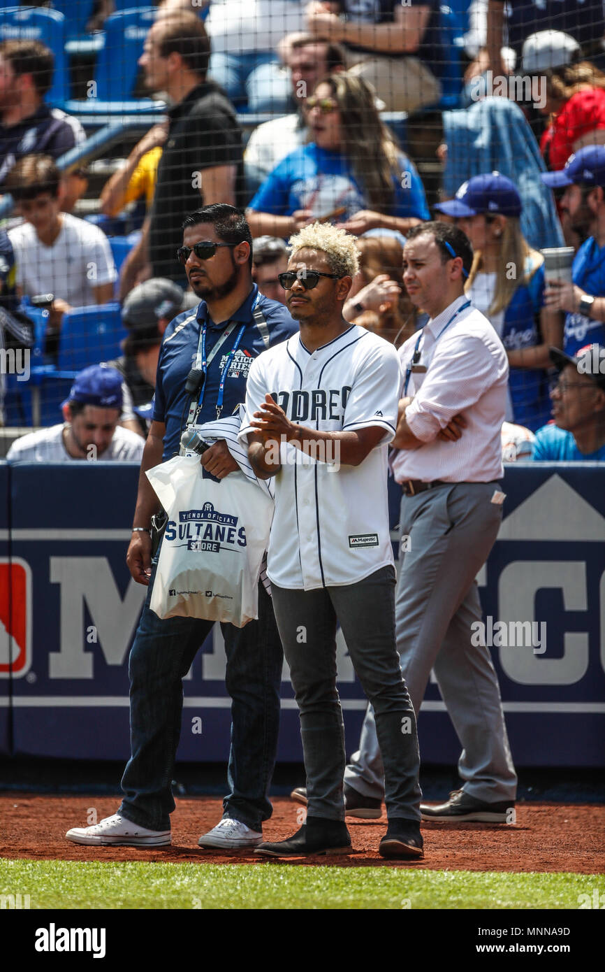 Kalimba canta el himno nacional. Acciones del Partido de beisbol, Dodgers de Los Angeles contra Padres de San Diego, tercer juego de la Serie en Mexico de las Ligas Mayores del Beisbol, realizado en el Estadio de los Sultanes de Monterrey, Messico el domingo 6 de Mayo 2018. (Foto: Luis Gutierrez) Foto Stock