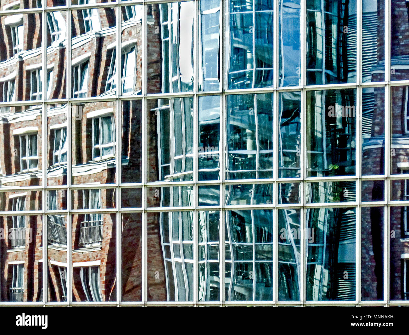 Hausfassade ad Amburgo, andere Fassaden reflektierend Foto Stock
