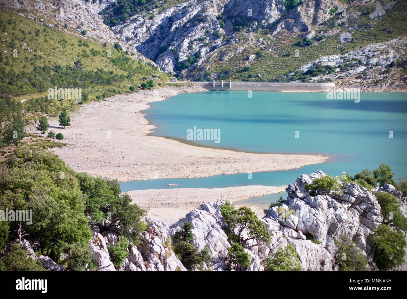 Vista aerea del Embalse de Cuber all aperto in una valle con un serbatoio di acqua in background Foto Stock