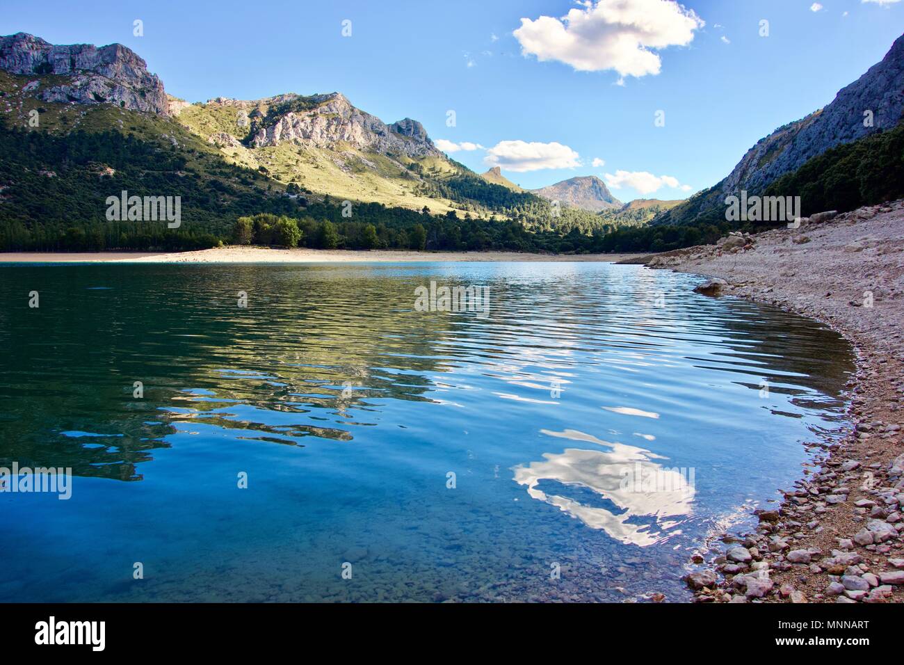 Serbatoio d'acqua a Gorg Blau con rocce in esterno e in una valle di montagna Foto Stock