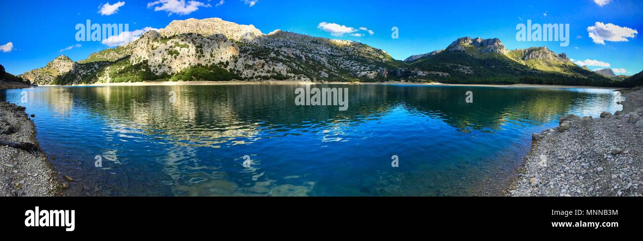 Panorama di un serbatoio di acqua a Gorg Blau con rocce in esterno e in una valle di montagna Foto Stock