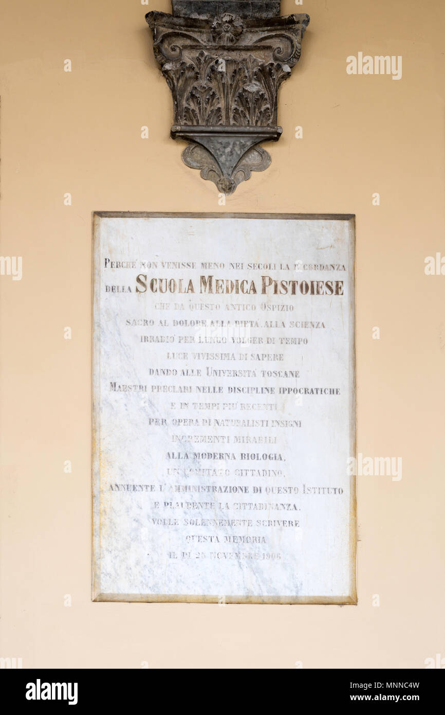 Una targa posta sulla parete del lospedale del Ceppo, risalente al 1906, relative a Pistoia Medical School, Pistoia, Toscana, Italia, Europa Foto Stock