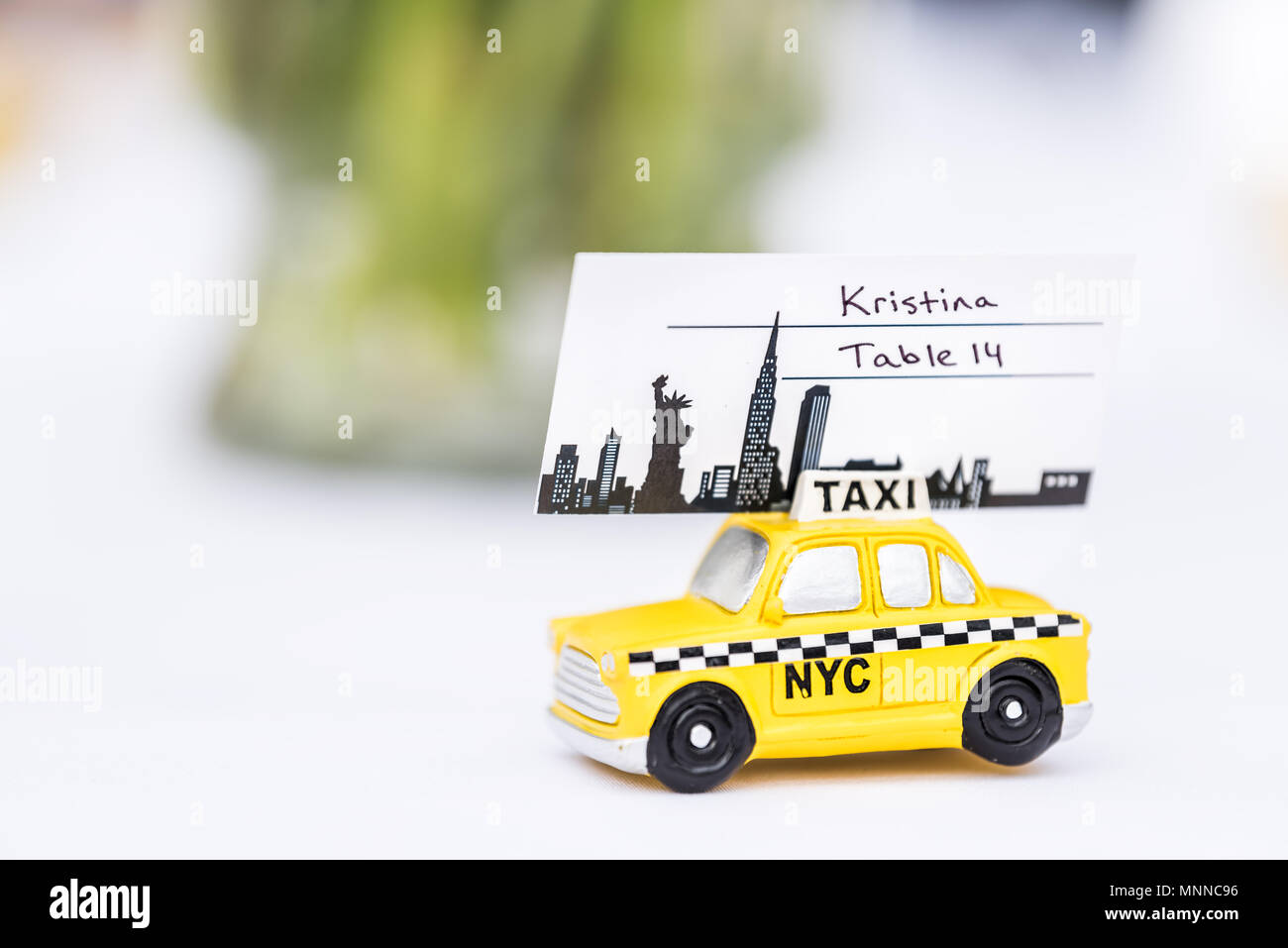 La città di New York, Stati Uniti d'America - 7 Aprile 2018: NY NYC giallo taxi souvenir carino piccolo giocattolo auto bomboniera dono decorazioni sul tavolo della reception panno bianco c Foto Stock