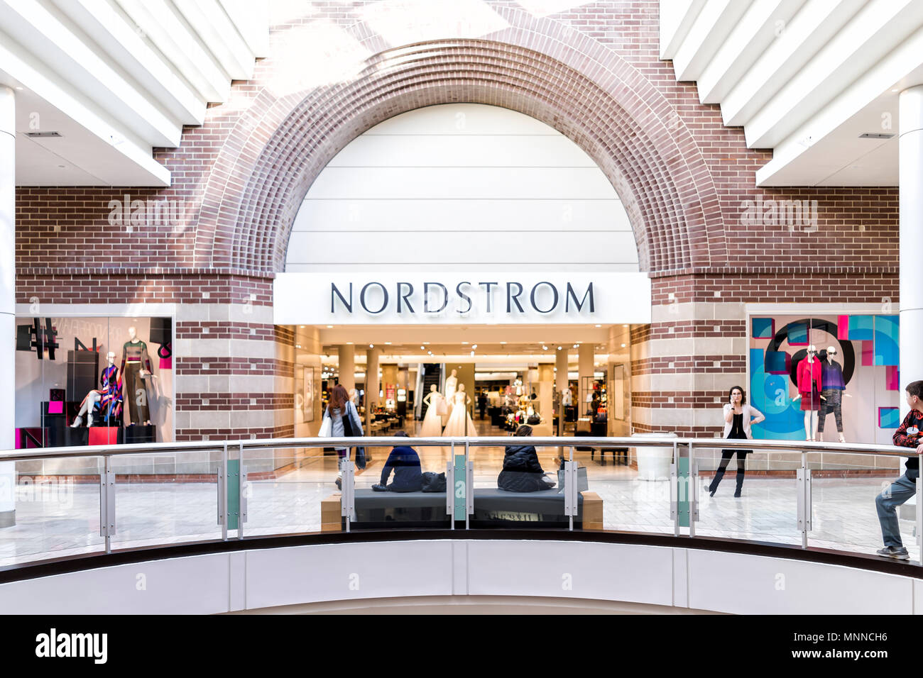 Tysons, Stati Uniti d'America - 26 Gennaio 2018: Nordstrom segno negozio ingresso negozio in Tyson's Corner Mall di Fairfax, Virginia da Mclean Foto Stock