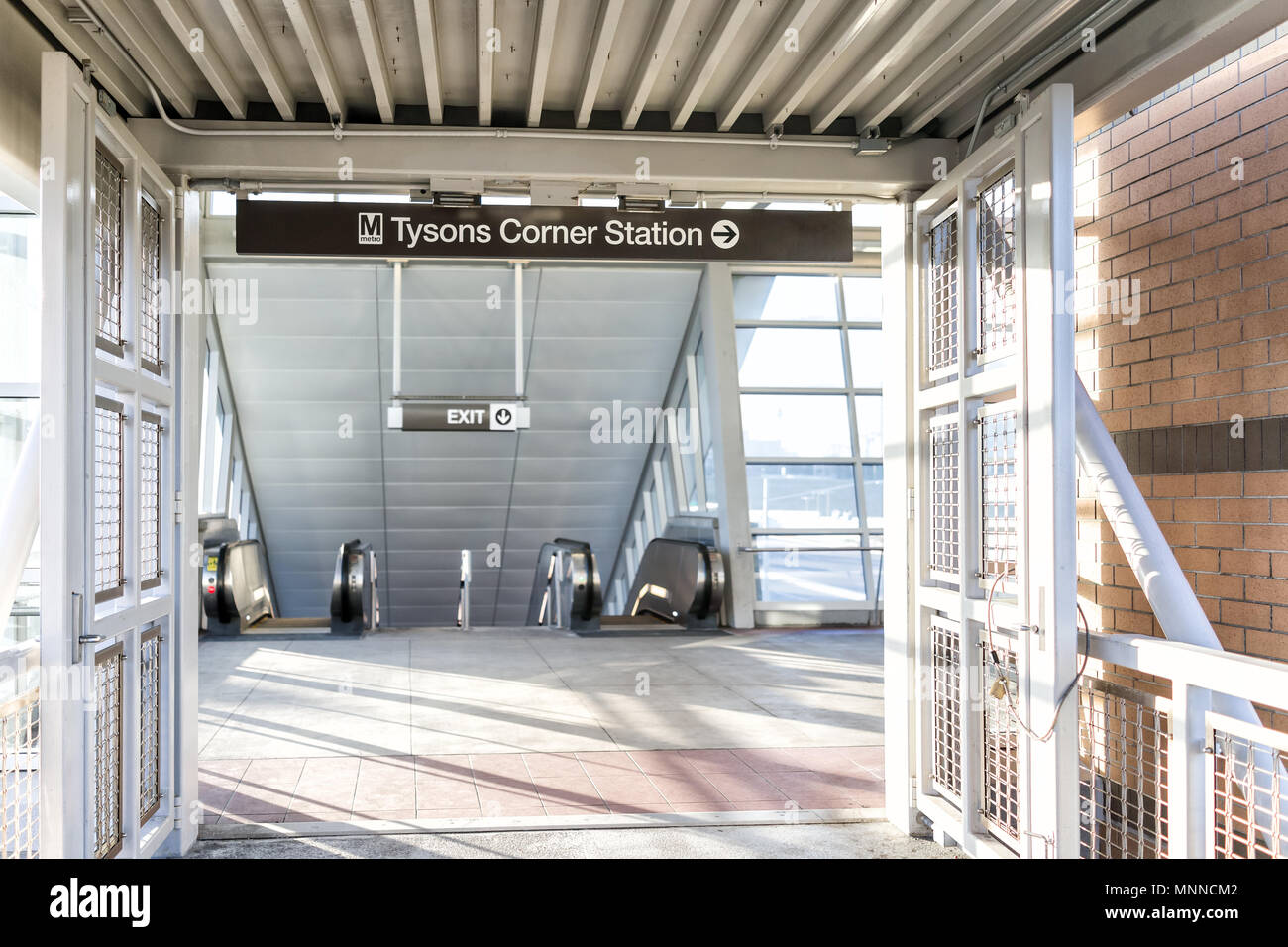 Tysons, Stati Uniti d'America - 26 Gennaio 2018: Tyson's Corner Mall alla metropolitana la stazione della metropolitana di Fairfax, Virginia da Mclean, segno, nessuno, indicazioni Foto Stock