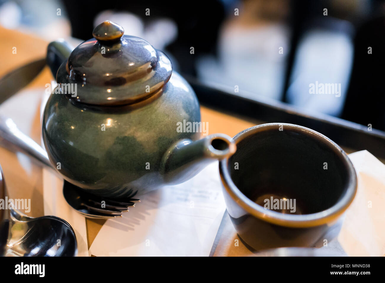 Primo piano della teiera, cup in giapponese tradizionale ristorante asiatico o cafe con la ricevuta sulla tabella di vassoi, cucchiaio, forcella Foto Stock