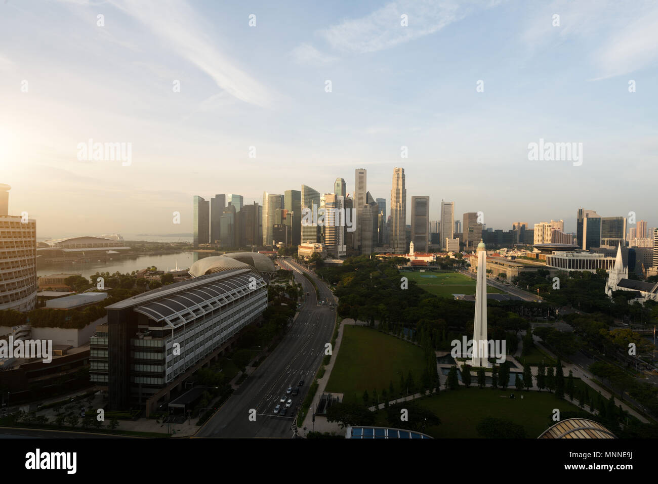 Panorama di Singapore al quartiere degli affari e dello skyline di grattacielo con War Memorial Park in mattinata a Marina Bay, Singapore. Asia Foto Stock
