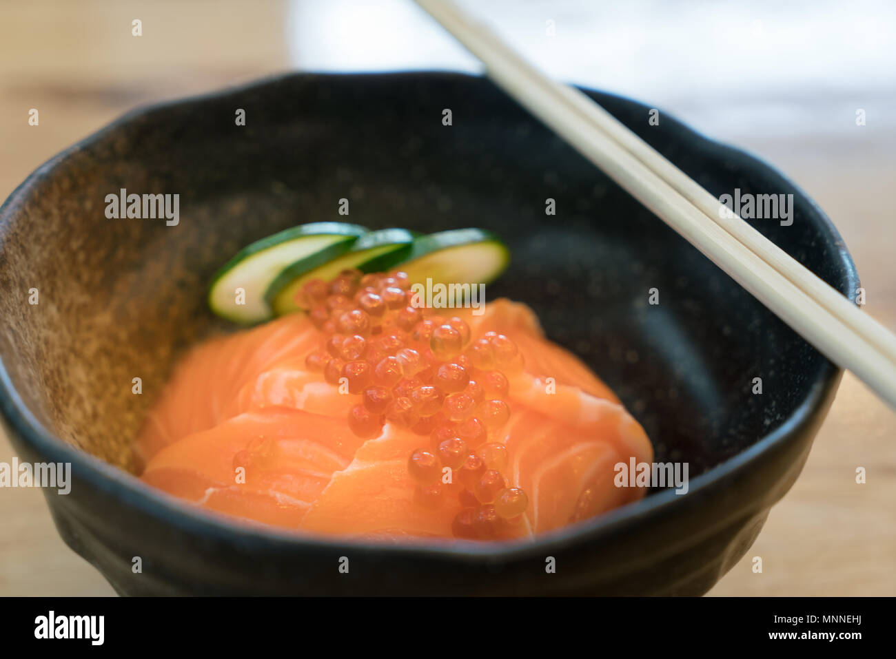 Salmone Ikura Don - cucina Giapponese, salmone e Roe ciotola di riso nella tabella alla cucina giapponese del ristorante. Foto Stock