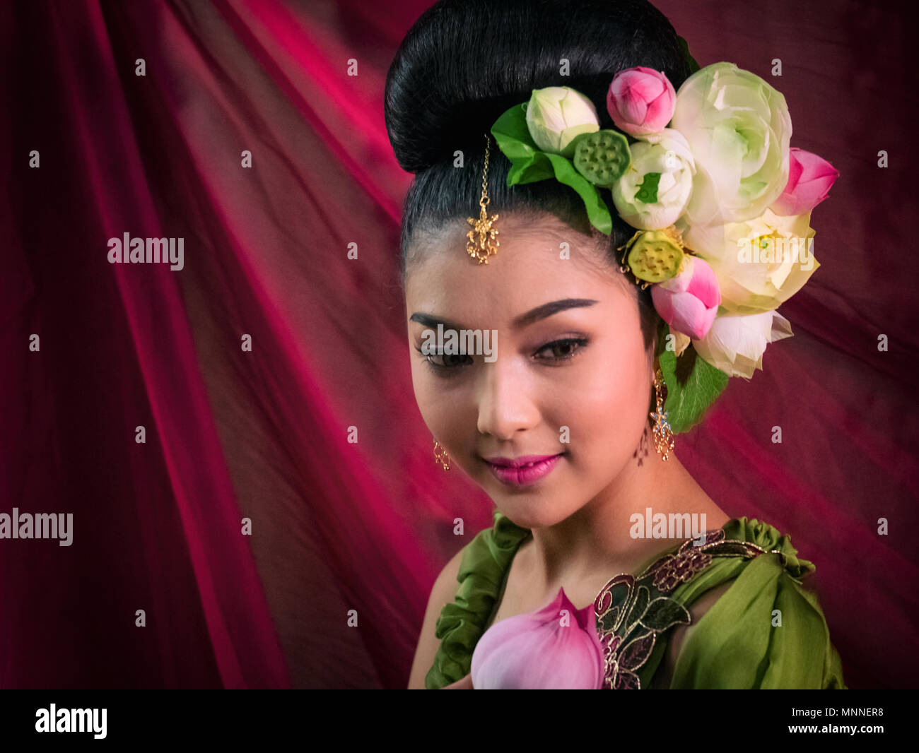 Donna asiatica tailandese che indossano vestiti tradizionali mano azienda fiore di loto Foto Stock