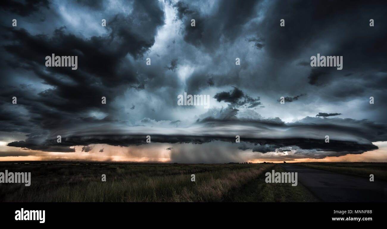 Tempesta drammatico e tornado Foto Stock