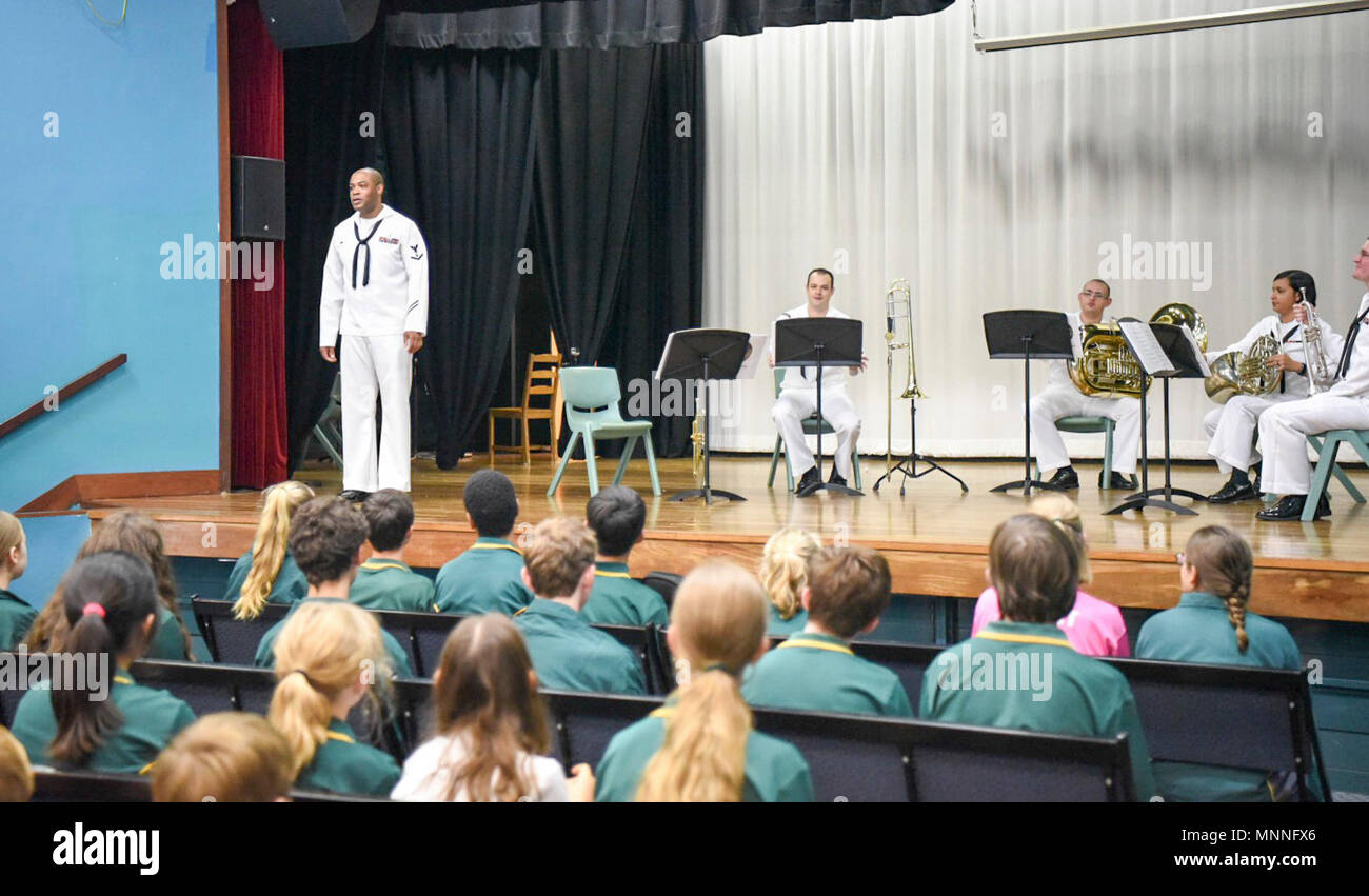 BRISBANE, Australia (13 marzo 2018) membri della Shonan quintetto di ottone e Estremo Oriente Edition tenere una masterclass per gli studenti a Kenmore Membro di alta scuola. Settima flotta, che celebra il suo settantacinquesimo anniversario nel 2018, copre più di 124 milioni di chilometri quadrati e comprende 36 paesi marittimi e il 50 percento della popolazione mondiale durante il funzionamento tra 50-70 U.S. navi e sottomarini, 140 aeromobili, e circa 20.000 velisti. Foto Stock