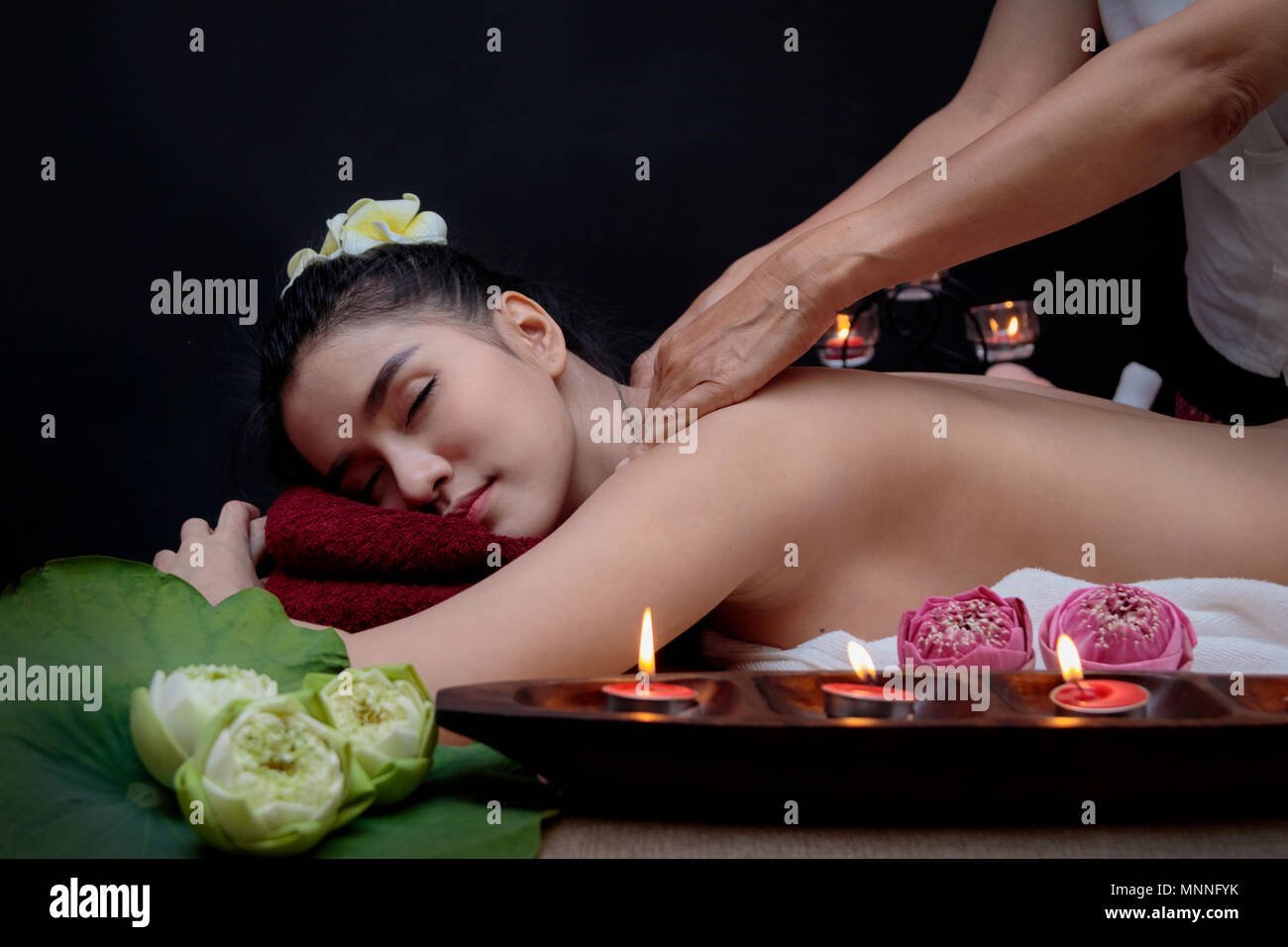 Bella donna asiatica ricevere il massaggio del viso in spa salone,uno stile di vita sano Foto Stock
