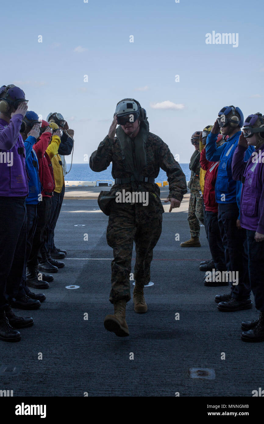 Il sostituto del Comandante per l'aviazione Lt. Gen. Steven R. timone visitato mezzo marino squadrone di attacco 121, 31 Marine Expeditionary Unit, a bordo della USS Wasp (LHD 1), 14 marzo 2018. Il trentunesimo MEU si sta preparando per il suo regolarmente programmati pattuglia di primavera 2018 a sostegno della stabilità e della sicurezza nella regione Indo-Pacifico. Come il Marine Corps' solo in modo continuo distribuita MEU, il trentunesimo MEU fornisce una forza flessibile pronto per eseguire una vasta gamma di operazioni militari. Foto Stock