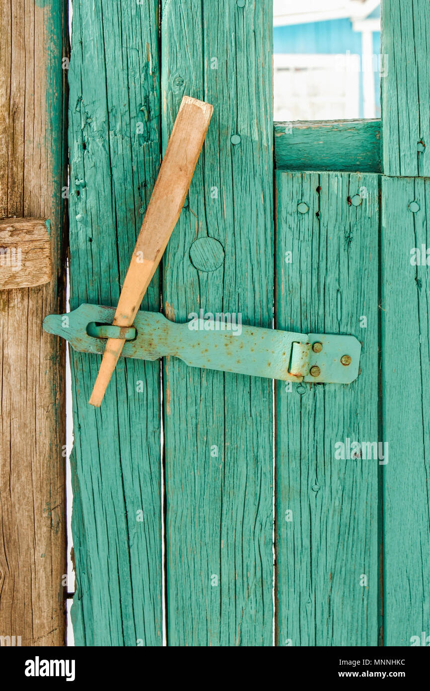 Bastone di legno invece di un lucchetto sulla porta Foto Stock