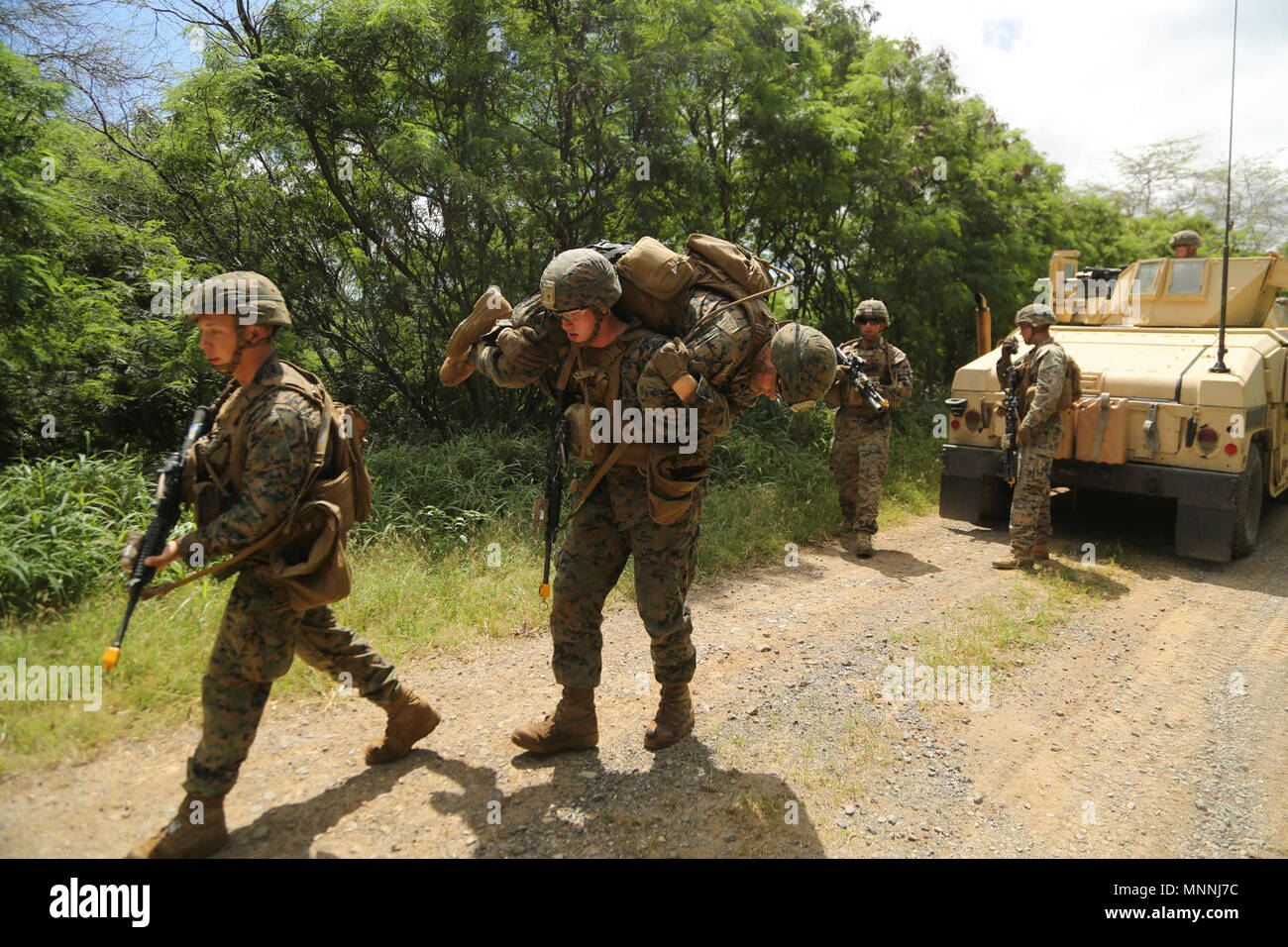 Stati Uniti Marine Corps PFC. Sam Lamonda vigile del fuoco porta una simulazione di incidente durante un combinato di anti-armor team pattuglia montato su evento di formazione durante la fase di esercizio Bougainville io a Marines Corps Area Formazione soffietto, Marzo 15, 2018. Durante tutta la formazione CAAT, i Marines hanno dovuto reagire alla simulazione di ordigni esplosivi artigianali e le imboscate. Esercizio Bougainville I è utilizzato per la formazione di Stati Uniti Marines a lottare in piccole unità di livello e di costruire la loro competenza per le future distribuzioni. Lamonda, nativo di Columbus, Ohio, è con armi Company, 1° Battaglione, 3d reggimento Marine. Si è laureato da Worthington Foto Stock