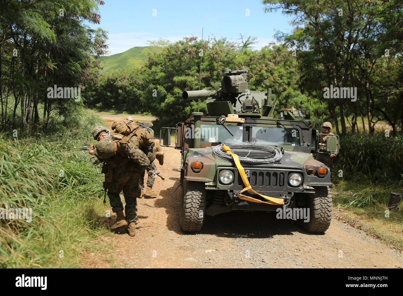 Stati Uniti Marine Corps PFC. Sam Lamonda vigile del fuoco porta una simulazione di incidente per la sicurezza su una pattuglia montato durante l'esercizio Bougainville io al Marine Corps Area Formazione soffietto, Marzo 15, 2018. Durante questo evento di formazione, i Marines condotte pattuglie montato come un combinato di anti-armor team e ha dovuto reagire alla simulazione di ordigni esplosivi artigianali e le imboscate. Esercizio Bougainville I è utilizzato per la formazione di Stati Uniti Marines a lottare in piccole unità di livello e di costruire la loro competenza per le future distribuzioni. Lamonda, nativo di Columbus, Ohio, è con armi Company, 1° Battaglione, 3d reggimento Marine. Egli grad Foto Stock
