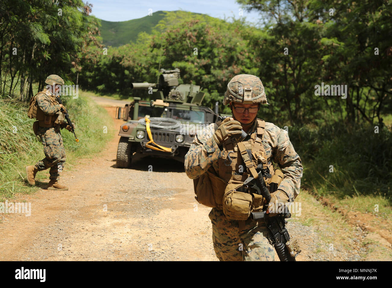 Stati Uniti Marine Corps Lance Cpl. Robert Lindsay colloqui in una radio su una pattuglia montato durante l'esercizio Bougainville io al Marine Corps Area Formazione soffietto, Marzo 15, 2018. Durante questo evento di formazione, i Marines condotte pattuglie montato come un combinato di anti-armor team. Esercizio Bougainville I è utilizzato per addestrare i Marines a lottare in piccole unità di livello e di costruire la loro competenza per le future distribuzioni. Lindsay, nativo di Bangor, Pennsylvania, è con il primo battaglione, 3d reggimento Marine. Si è laureato da Bangor High School. Foto Stock