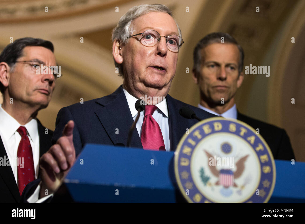 Senato leader repubblicano Mitch Mcconnell (R-KY) difende la Presidente Trump's condivisione di intelligence classificate con funzionari russi nel corso di una conferenza stampa a Capitol Hill a Maggio 16th, 2017. Foto Stock