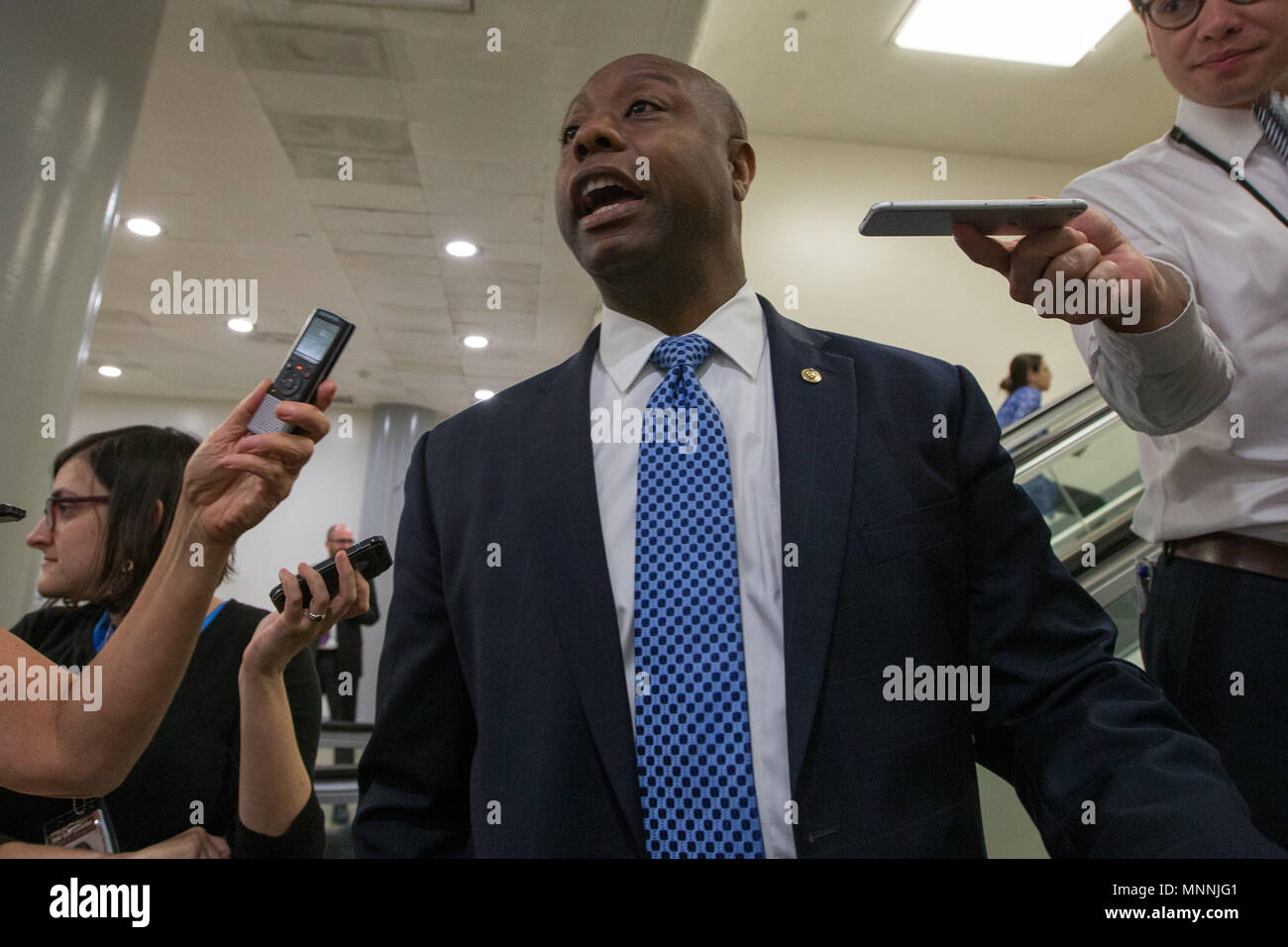 Il senatore Tim Scott (R-SC) parla con i giornalisti NEGLI STATI UNITI Capitol alla metropolitana per il suo modo di voti il 16 maggio 2017. Foto Stock