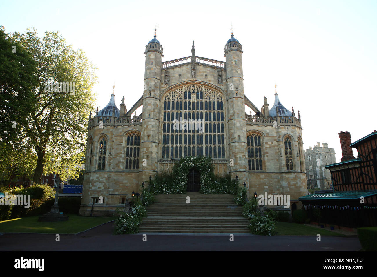 Fiori e fogliame circondano la porta occidentale e le fasi della Cappella di St George al Castello di Windsor per le nozze del principe Harry a Meghan Markle. Foto Stock