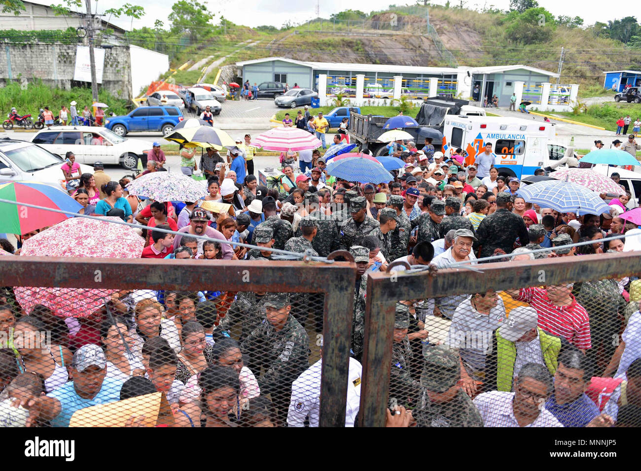 PUERTO CORTES, Honduras (15 marzo 2018) i cittadini di Puerto Cortes, Honduras attendere in linea per essere visto da parte del personale medico presso il Roosevelt scuola durante continuando promessa 2018. Stati Uniti Forze Navali Comando meridionale/STATI UNITI 4a flotta ha dispiegato una forza di eseguire continuando la promessa di comportamento civile-militare comprendente le operazioni di assistenza umanitaria, impegni di formazione e medico, dentista e supporto di veterinari in uno sforzo per mostrare il supporto degli Stati Uniti e di impegno per l'America centrale e del Sud. Foto Stock