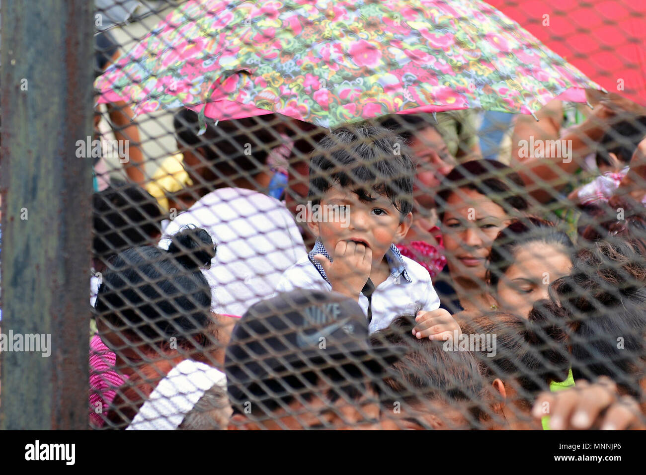 PUERTO CORTES, Honduras (15 marzo 2018) i cittadini di Puerto Cortes, Honduras attendere in linea per essere visto da parte del personale medico presso il Roosevelt scuola durante continuando promessa 2018. Stati Uniti Forze Navali Comando meridionale/STATI UNITI 4a flotta ha dispiegato una forza di eseguire continuando la promessa di comportamento civile-militare comprendente le operazioni di assistenza umanitaria, impegni di formazione e medico, dentista e supporto di veterinari in uno sforzo per mostrare il supporto degli Stati Uniti e di impegno per l'America centrale e del Sud. Foto Stock