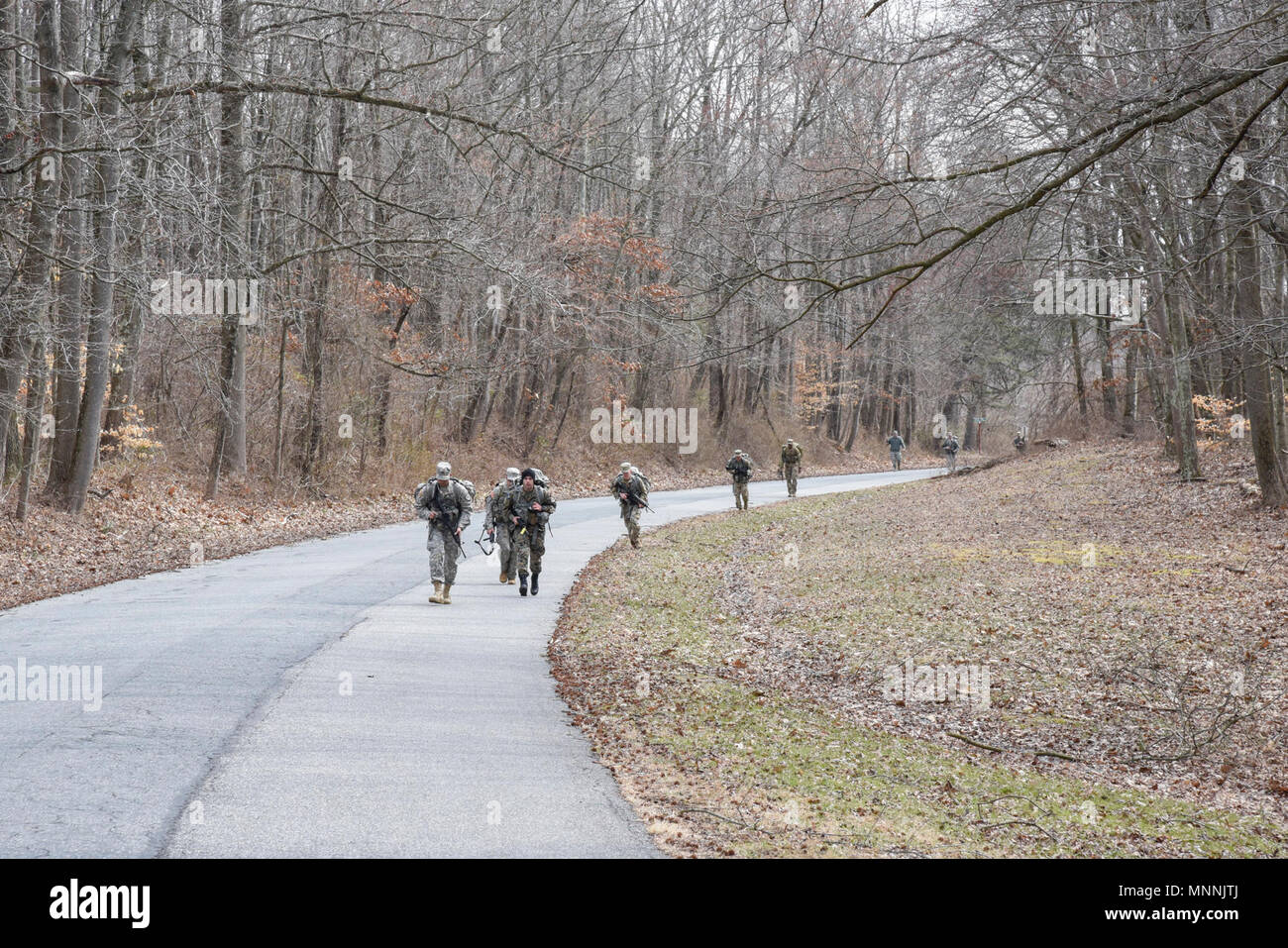 Servizio i membri partecipano in strada marzo evento durante il Maryland Guardia Nazionale guerriero migliore concorrenza il 15 marzo 2018, presso il torrente Lauderick militare prenotazione sul Edgewood area di Aberdeen Proving Ground, Md. organi di servizio dal Maryland Esercito e Air National Guard, come pure lo stato nazioni partner della Bosnia Erzegovina e in Estonia, si contendono il 2018 miglior guerriero titolo del durante il Maryland la guardia nazionale del guerriero migliore concorrenza il 15 marzo 2018. I concorrenti di resistere a una varietà di compiti di guerriero di provare che sono il meglio del meglio. Il concorso è un Foto Stock