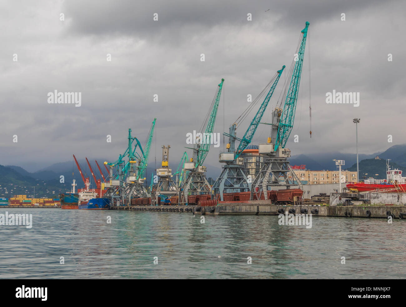 Batumi è una città di mare considerato il Georgian Las Vegas, e anche uno dei principali porti di mare sul Mar Nero. Qui il porto di trasporti Foto Stock