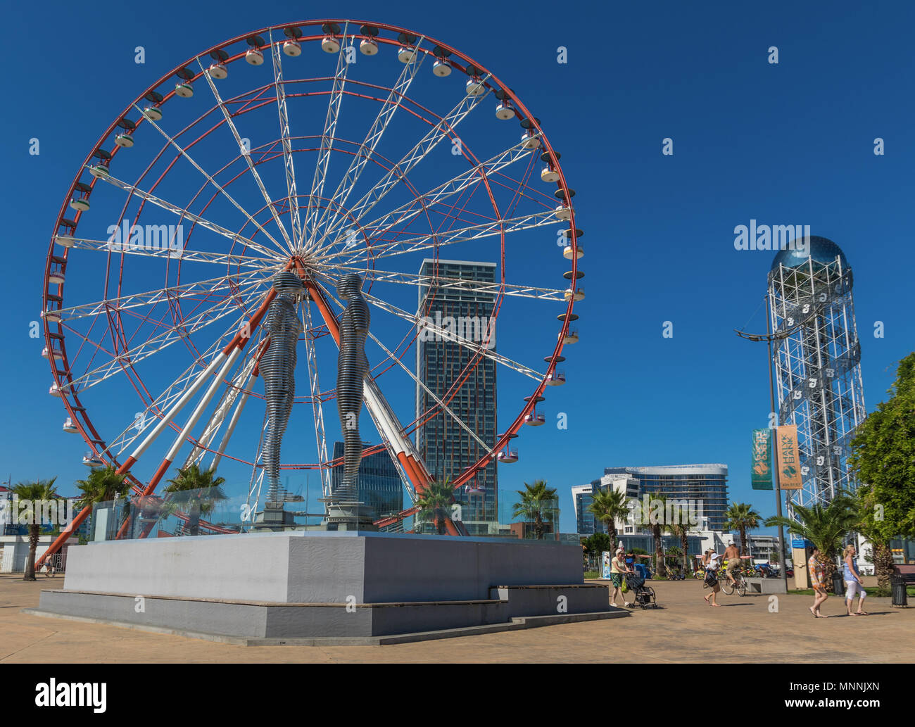 Batumi è una città di mare considerato il Georgian Las Vegas, ma è famosa anche per l'architettura moderna. Qui le statue in movimento chiamato Ali & Nino Foto Stock