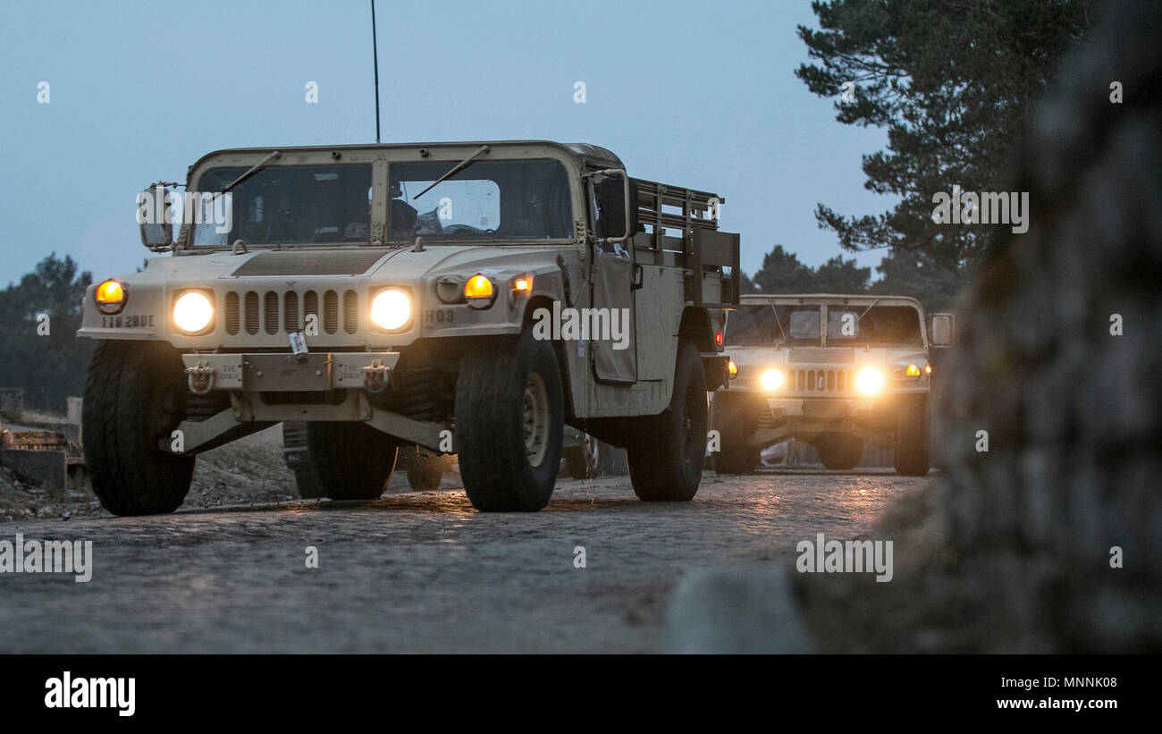 I veicoli assegnati al 2° Brigata corazzate contro la squadra, 1a divisione di fanteria, Fort Riley, Kansas partono da Zagan, Polonia en route di Grafenwoehr, Germania in preparazione combinata per risolvere X, 16 marzo 2018. Combinate risolvere X è un esercizio di multinazionale con oltre 3.700 partecipanti provenienti da 13 nazioni. Lo scopo principale di questo esercizio è quello di concentrarsi sulla creazione di disponibilità per tutti i partecipanti, pur conseguendo la U.S. Esercito di modernizzazione congiunta il comando da Fort Bliss, Texas, la possibilità di valutare i necessari concetti e capacità di combattimento esercito soluzioni. Foto Stock