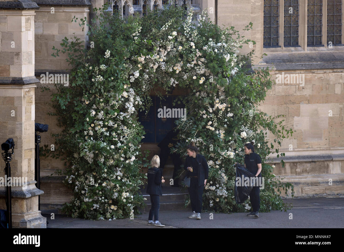 Flower arrangers fare last-minute preparati all'interno del Castello di Windsor in anticipo delle nozze del principe Harry e Meghan Markle. Foto Stock