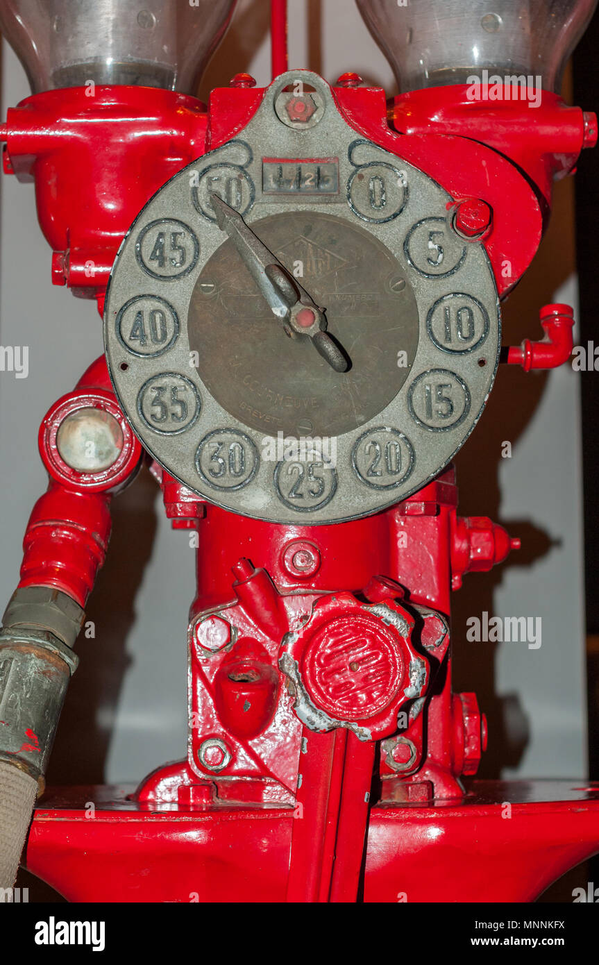 Vecchia pompa di benzina, rosso, Girona museo storico della città, Girona, Catalogna, Spagna Foto Stock