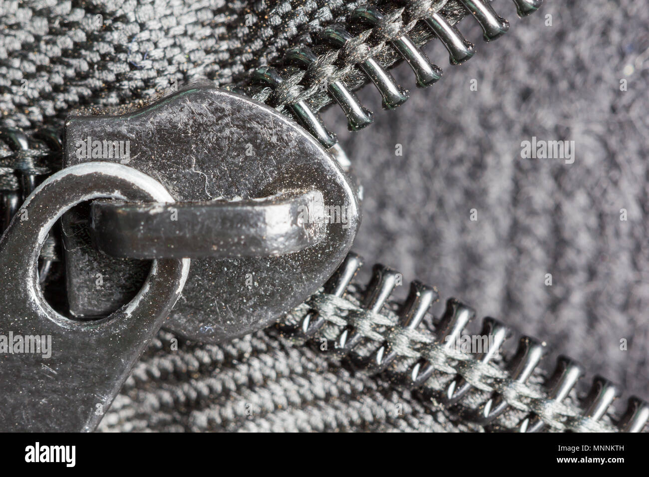 Ottone decompressi zipper closeup sul jeans blu Foto Stock